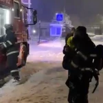 Трёхлетнюю девочку и её маму вывели из горящего дома спасатели в Уральске
