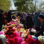 Цветы, шашлыки и напитки: как проходит Родительский день в Уральске