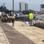 В Атырау убирают мешки с неподтопленных участков