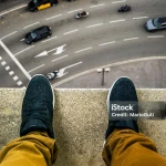 Женщина пыталась выпрыгнуть из окна 5 этажа в Аксае