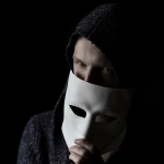 6 психологических приемов, с помощью которых мошенники давят на нас