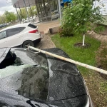 Железная труба упала на автомобиль в Уральске
