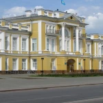 Подростков на крыше высотки сняли на видео в Уральске