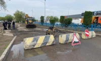 Повредила BMW из-за ямы: вместо ЖКХ бизнесмен взялся за ремонт участка дороги в Уральске