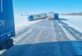 Большегрузы 12 дней стоят на трассе в Актюбинской области