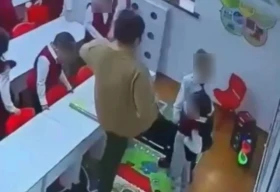 Воспитательница детского сада заплатит штраф за избиение ребенка в Атырау