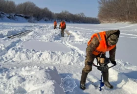 Около тысячи метров льда пропилили спасатели на реках ЗКО