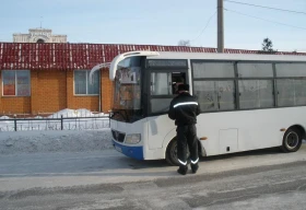 Чапан надели на первого проголосовавшего избирателя в селе ЗКО