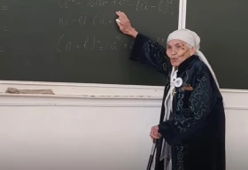Математику объясняет у доски 93-летняя учительница из ЗКО