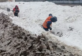 Оралда арықтарды қардан тазартып жатыр