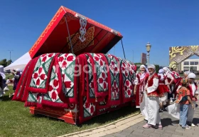 На день города в Актобе мастерицы сшили 67 корпе длиной 155 метров