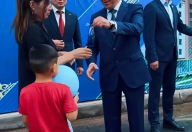 Аким ЗКО вручил ключи от квартир уральским дачникам