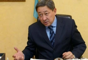 Поезд столкнулся с двумя авто на переезде в Алматы