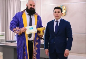 Токаев поздравил популярного в соцсетях казахстанского силача