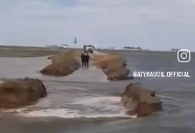 Размытый участок трассы Уральск-Атырау восстановлен
