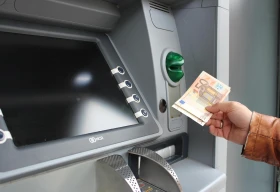 Доллар по 523 тенге, евро — 576, рубль — 6,3: тенге стремительно падает