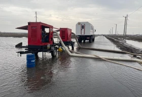 Перелив талой воды через автодорогу произошел в Уральске