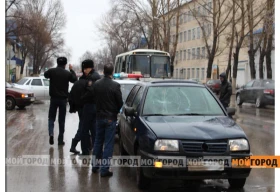 В Атырау продолжают тушить горящий камыш