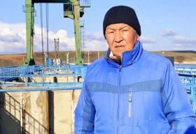 Пенсионер-крановщик из Актобе помог специалистам "Казводхоза" открыть шлюз на водохранилище