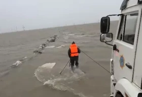 Стихия бушевала: уральские спасатели пробирались по ледяной воде, показывая путь машине с людьми