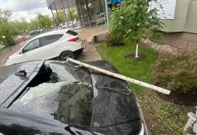 Железная труба упала на автомобиль в Уральске
