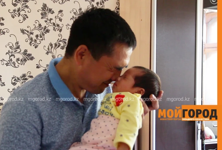 Пачка подгузников и банка детского питания в сутки: как справляются родители тройняшек (фото, видео)