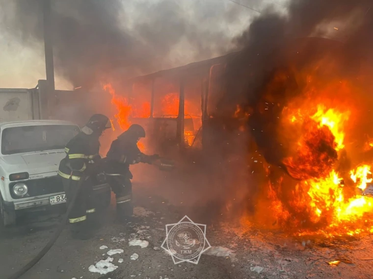 В Уральске загорелся автобус: водитель получил ожоги | Мой Город В Уральске загорелся автобус