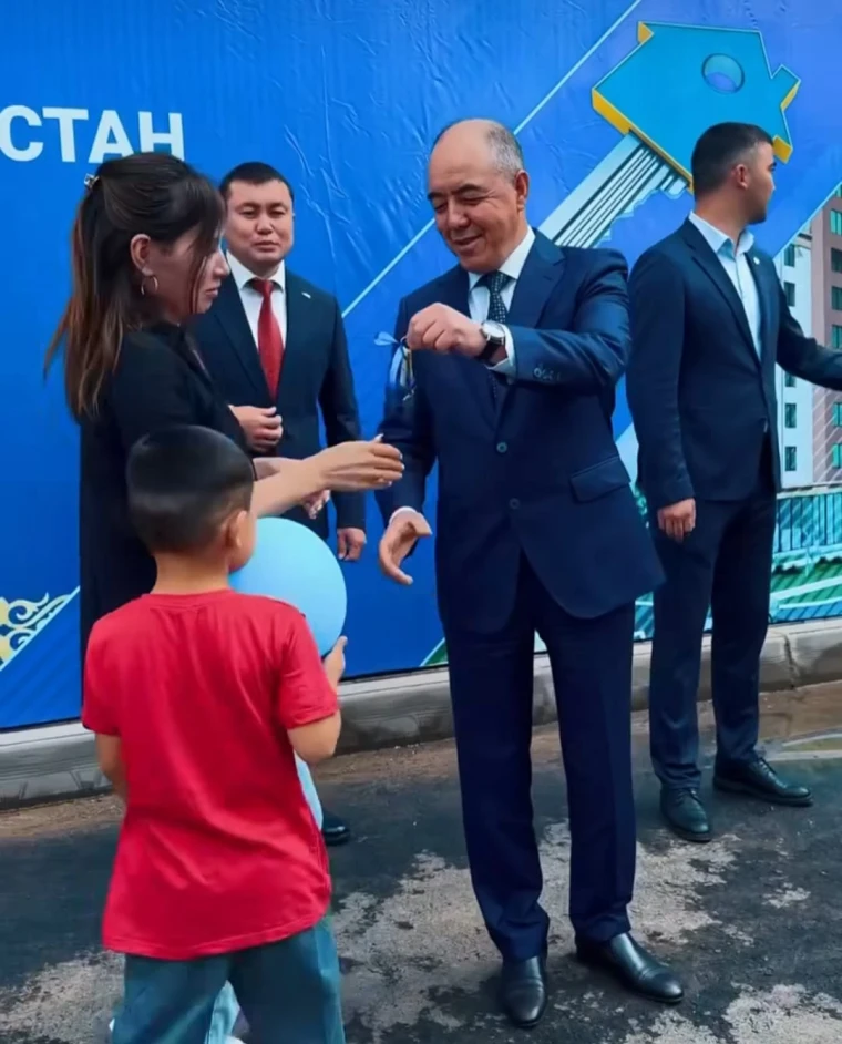 Аким ЗКО вручил ключи от квартир уральским дачникам | Мой Город Аким ЗКО вручил ключи от квартир уральским дачникам