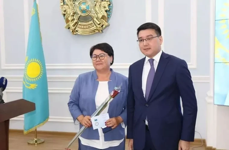 Знак «Үздік мемлекеттік қызметші» вручили в Бурлинском районе ко дню госслужащих | Мой Город Знак «Үздік мемлекеттік қызметші» вручили в Бурлинском районе ко дню госслужащих