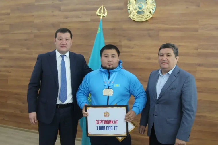 Сертификат на один миллион тенге вручили победителю чемпионата Азии в Бурлинском районе | Мой Город Сертификат на один миллион тенге вручили победителю чемпионата Азии в Бурлинском районе
