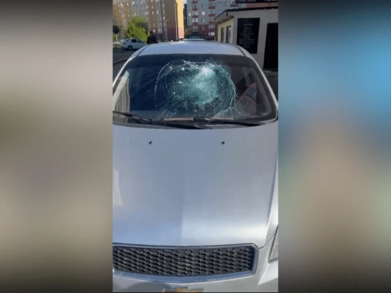 В Уральске пьяный мужчина разбил семь припаркованных авто | Мой Город В Уральске пьяный мужчина разбил семь припаркованных авто
