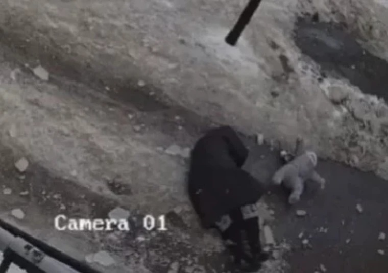 Видео с падением глыбы льда на мать с ребёнком прокомментировали полицейские Уральска | Мой Город Видео с падением глыбы льда на мать с ребёнком оказалось не из Уральска