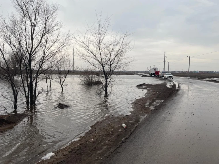 Перелив талой воды через дорогу: трассу закрыли в ЗКО | Мой Город Перелив талой воды через дорогу: трассу закрыли в ЗКО