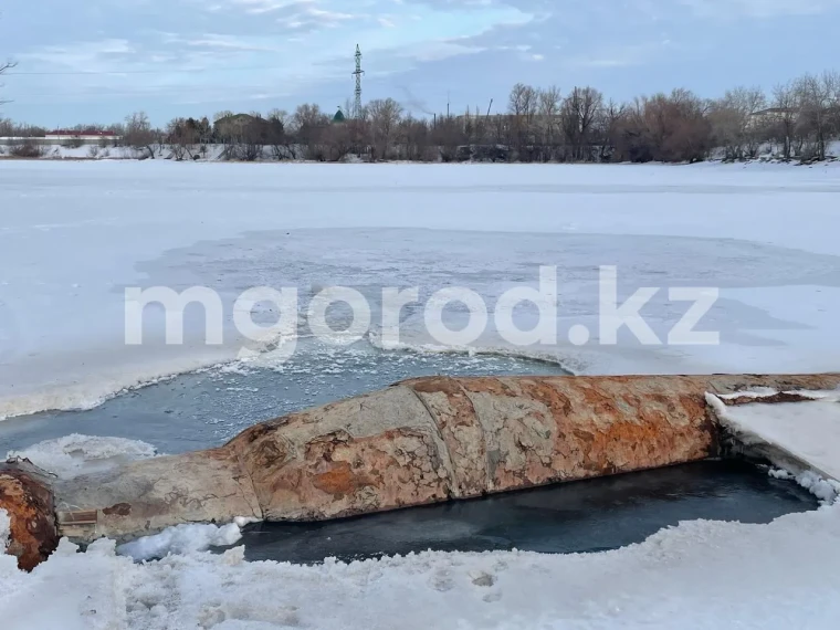 Вода бьёт фонтаном: порыв трубы на реке Чаган сняли на видео в Уральске | Мой Город Вода бьёт фонтаном: порыв трубы на реке Чаган сняли на видео в Уральске