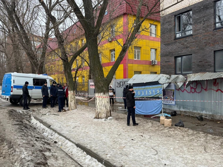 Мужчине на голову упал кирпич в Уральске | Мой Город На мужчину упал кирпич в Уральске