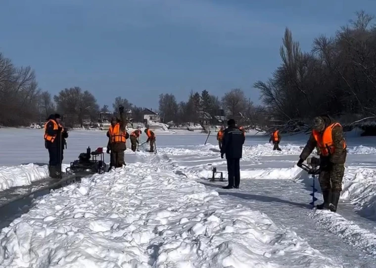 На водоёмах ЗКО начали резать лёд | Мой Город На водоёмах ЗКО начали резать лёд