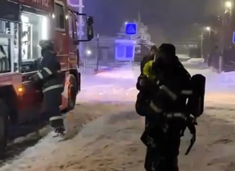 Трёхлетнюю девочку и её маму вывели из горящего дома спасатели в Уральске | Мой Город Трёхлетнюю девочку и её маму вывели из горящего дома спасатели в Уральске