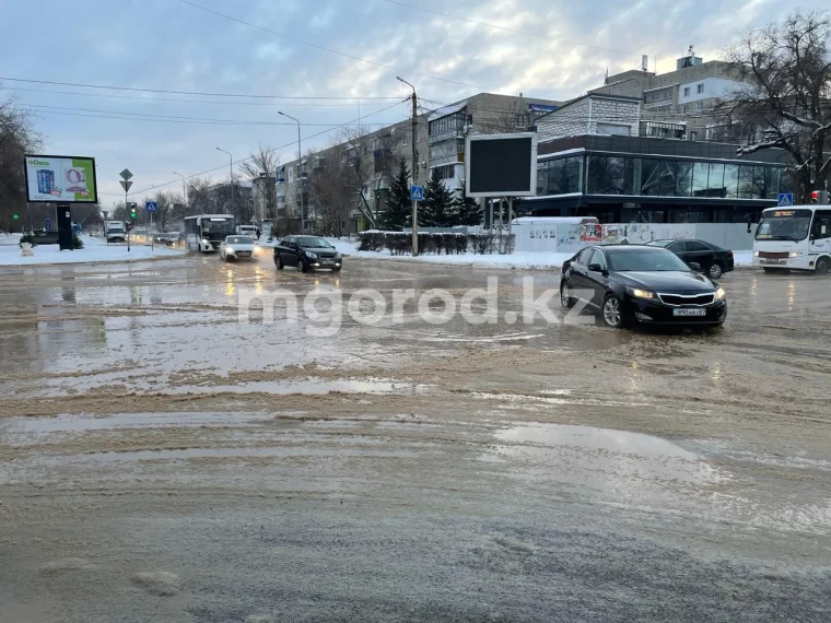 Две улицы подтопило в Уральске из-за аварии на трубопроводе | Мой Город Две улицы подтопило в Уральске из-за аварии на трубопроводе