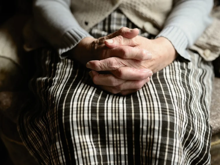 89-летняя мать 10 детей 14 лет не могла получить жилье в Актобе | Мой Город Мать-героиня спустя 14 лет получила право на жилье в Актюбинской области