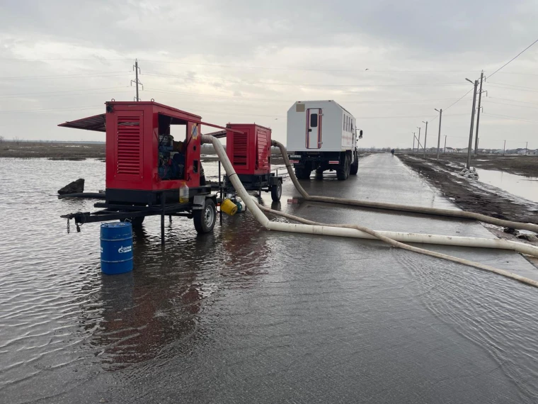 Перелив талой воды через автодорогу произошел в Уральске | Мой Город Перелив талой воды через автодорогу произошел в Уральске