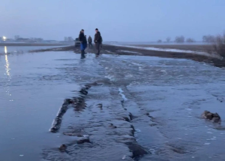 Люди бьют тревогу: талая вода переливается через автодорогу в Уральске | Мой Город Люди бьют тревогу: талая вода переливается через автодорогу в Уральске