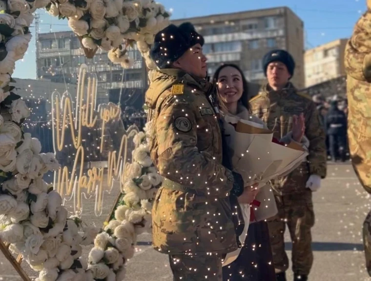 Солдат сделал предложение своей девушке на военной присяге в Актау | Мой Город Солдат сделал предложение своей девушке на военной присяге в Актау