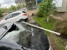 Железная труба упала на автомобиль в Уральске